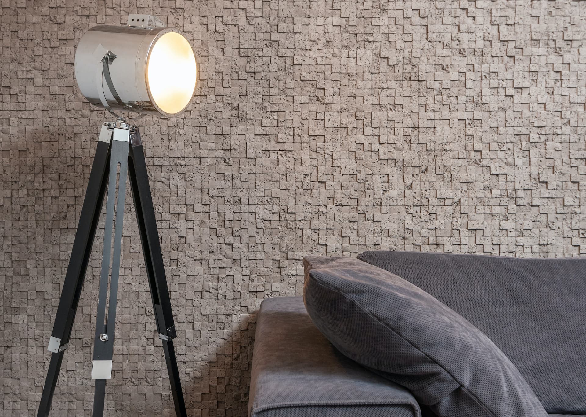 Salón decorado con lámpara estilo industrial